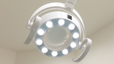 LEDライト使用の無影灯